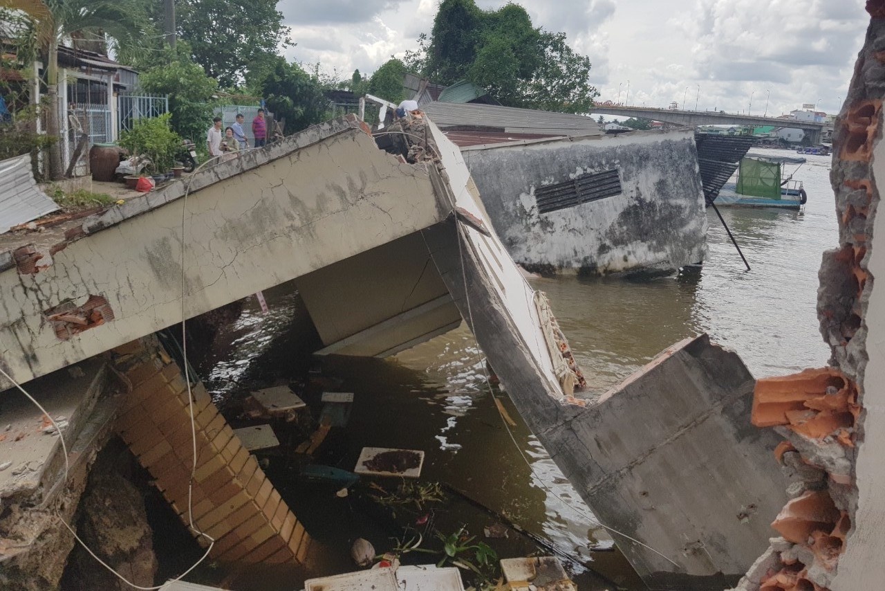 5 can nha ven song bi sup xuong song anh 2