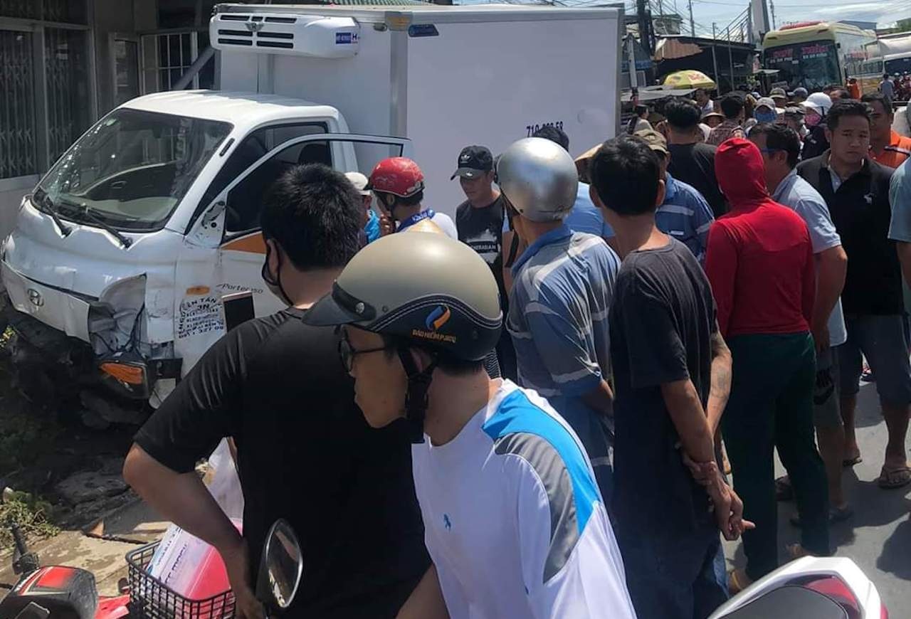 oto khach tong vao hang loat xe dang dung den do anh 2