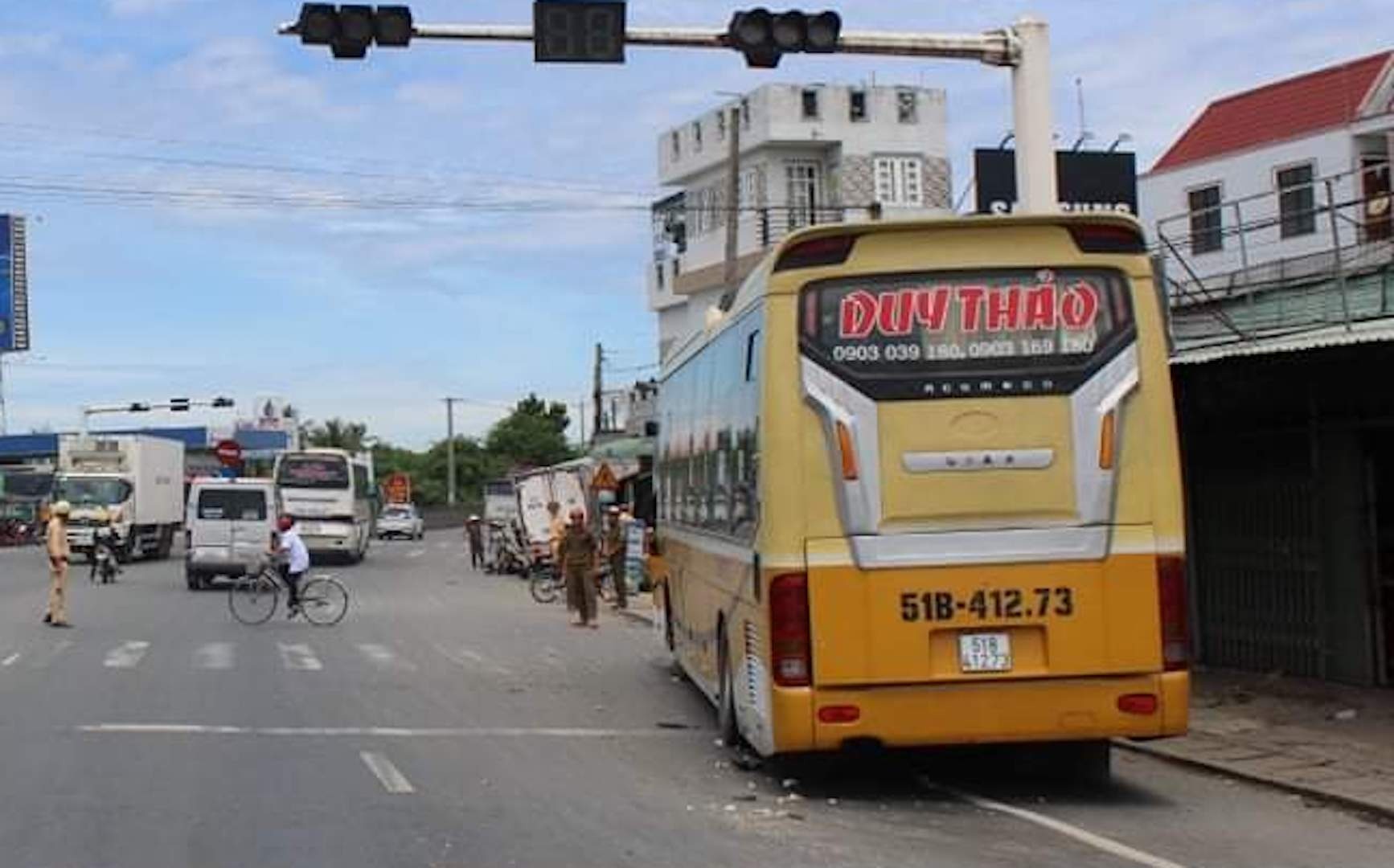 Oto khach tong hang loat xe dung cho den do hinh anh