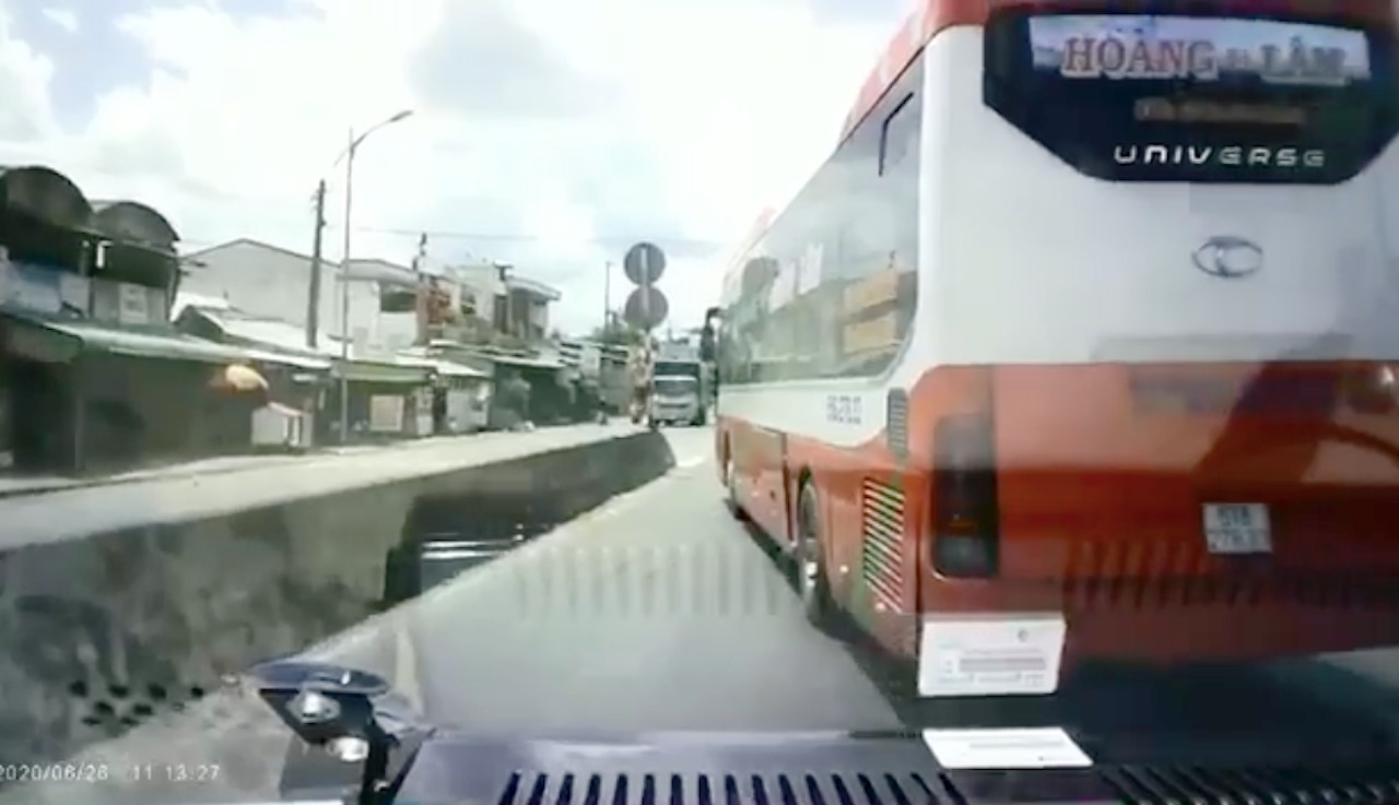 Oto khach chen ep xe cap cuu anh 1