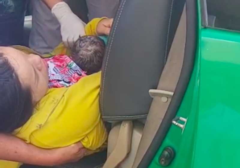 Tai xe taxi giup san phu sinh con tren xe hinh anh