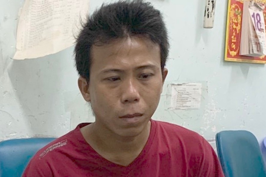 Trom quay lai tiem vang vi bo quen chai nuoc suoi hinh anh