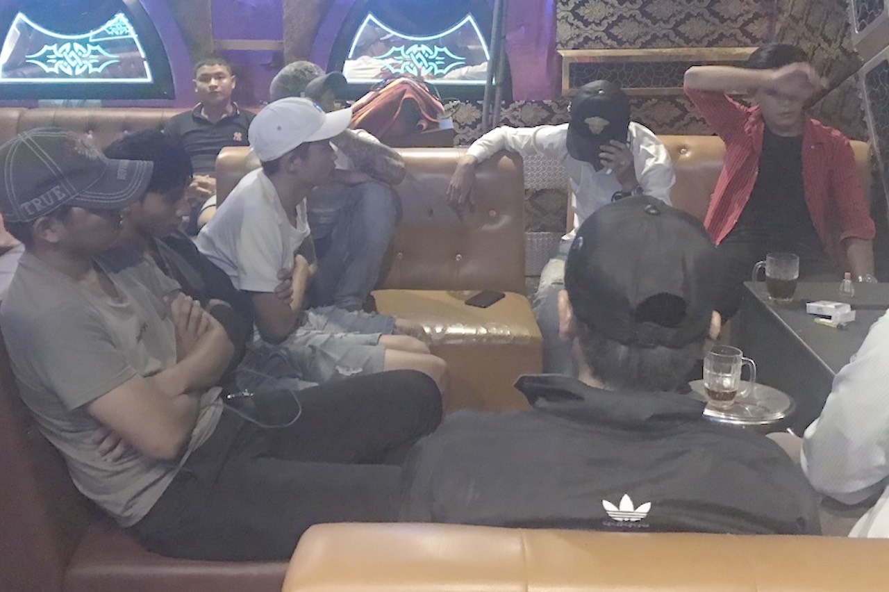 15 nguoi duong tinh voi ma tuy trong quan karaoke hinh anh