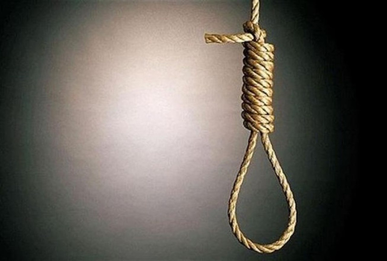 Nguoi dan ong tu vong trong tu the treo co duoi gam cau hinh anh