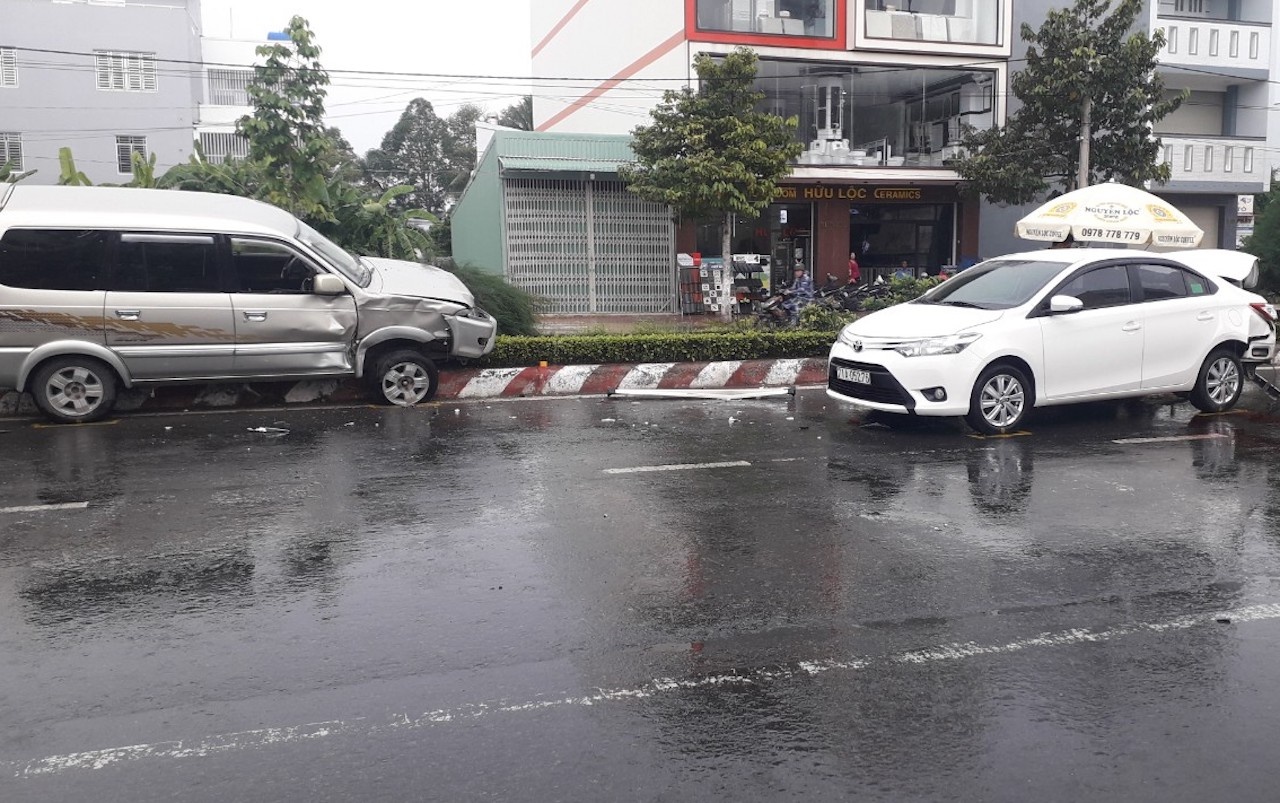 Nhan vien gara bi cuon tu vong duoi gam oto anh 1