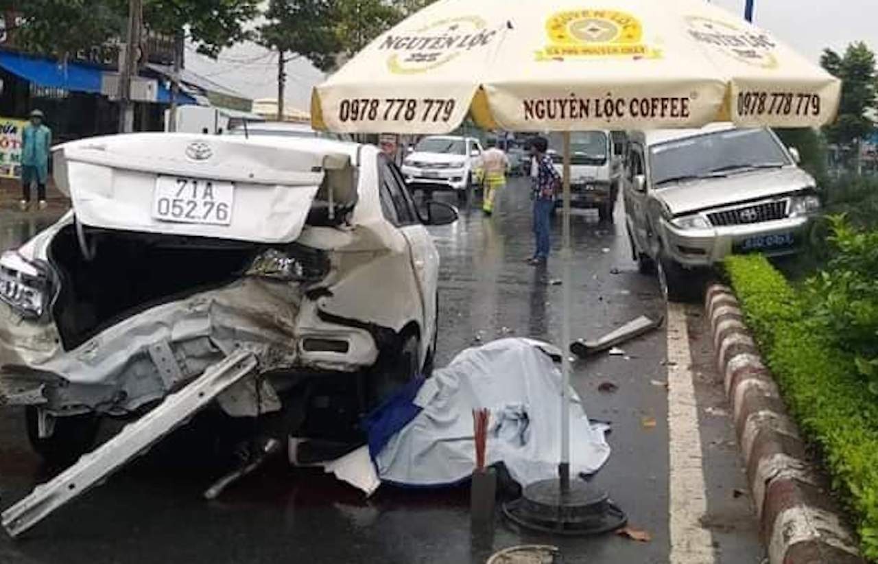 Nam nhan vien 16 tuoi bi cuon vao gam oto tu vong hinh anh