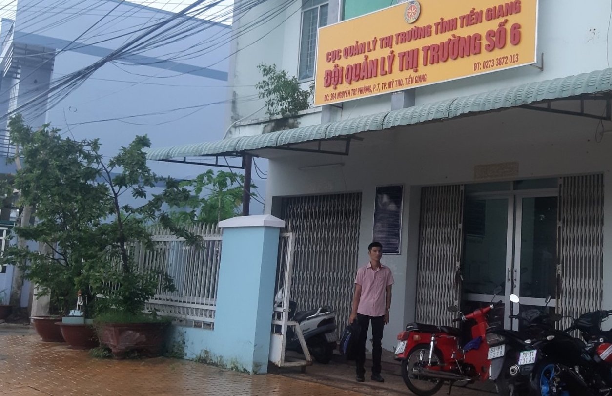 Doi truong quan ly thi truong bi to quan he voi vo nguoi khac anh 1