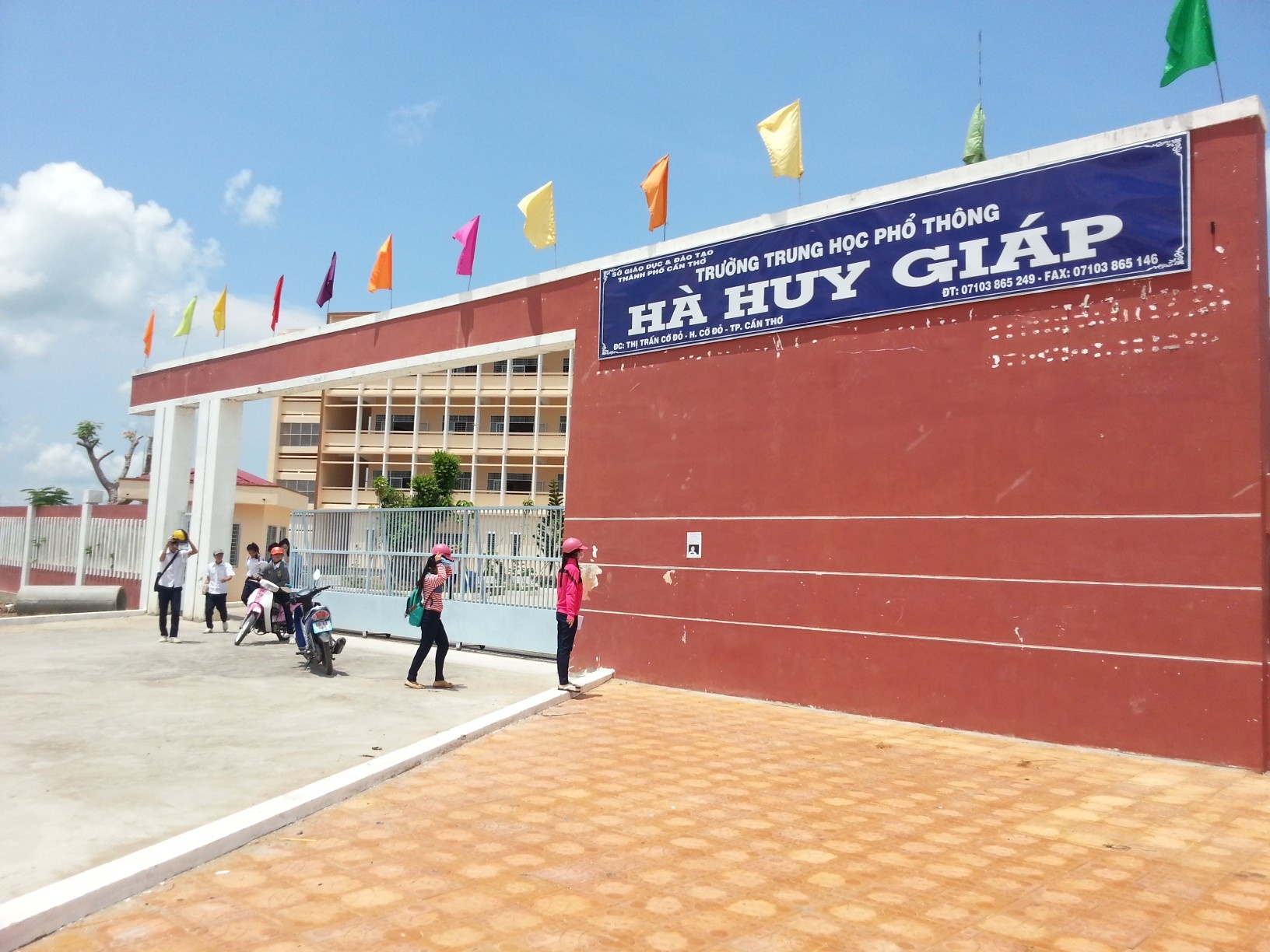 Nam sinh lop 10 te lau tu vong o truong hinh anh