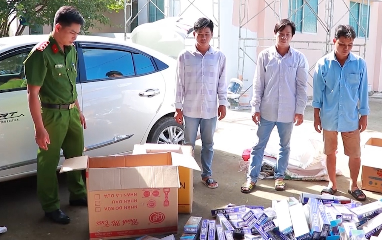 Canh sat chan xe hop cho thuoc la lau hinh anh