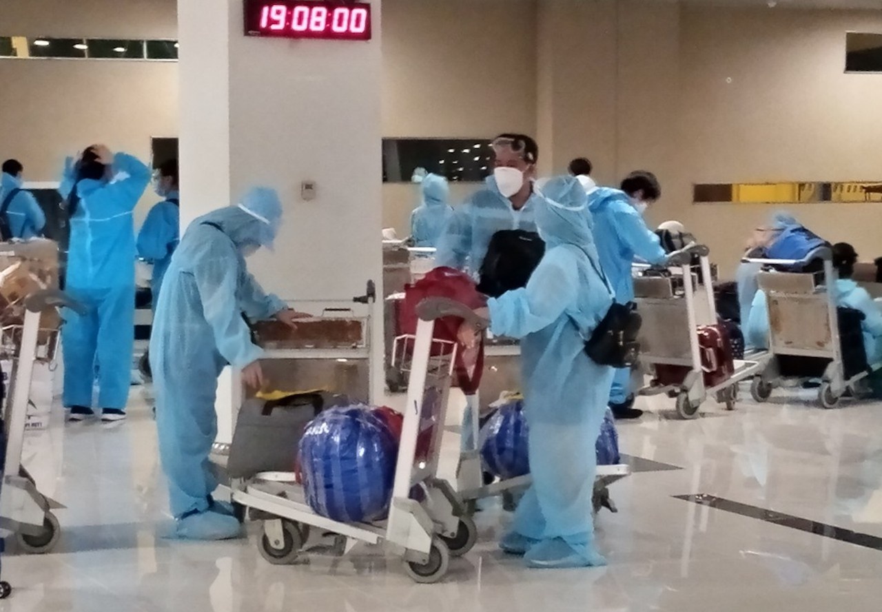 241 cong dan tu Philippines dap san bay Can Tho hinh anh