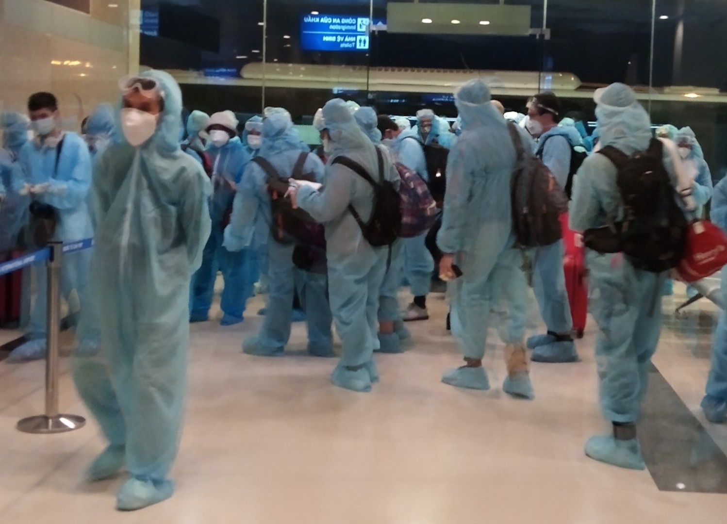 241 cong dan tu Philippines dap xuong san bay Can Tho anh 2