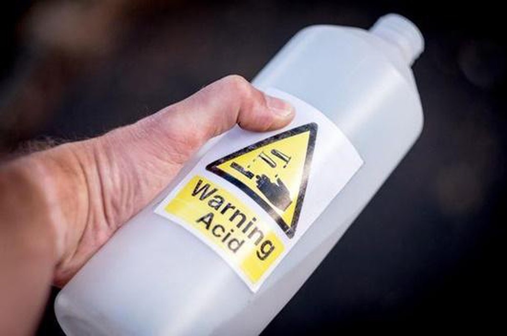 Trai tre doa tat axit, cuong doat tien cua nguoi tinh hinh anh