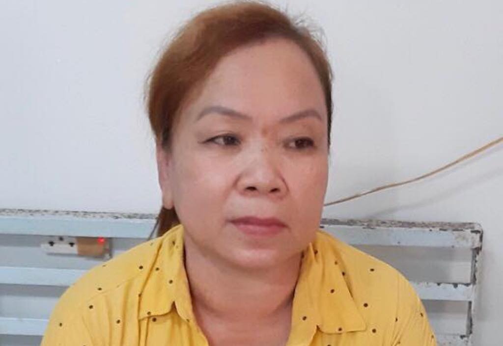 Khoi to con gai nguoc dai me hinh anh