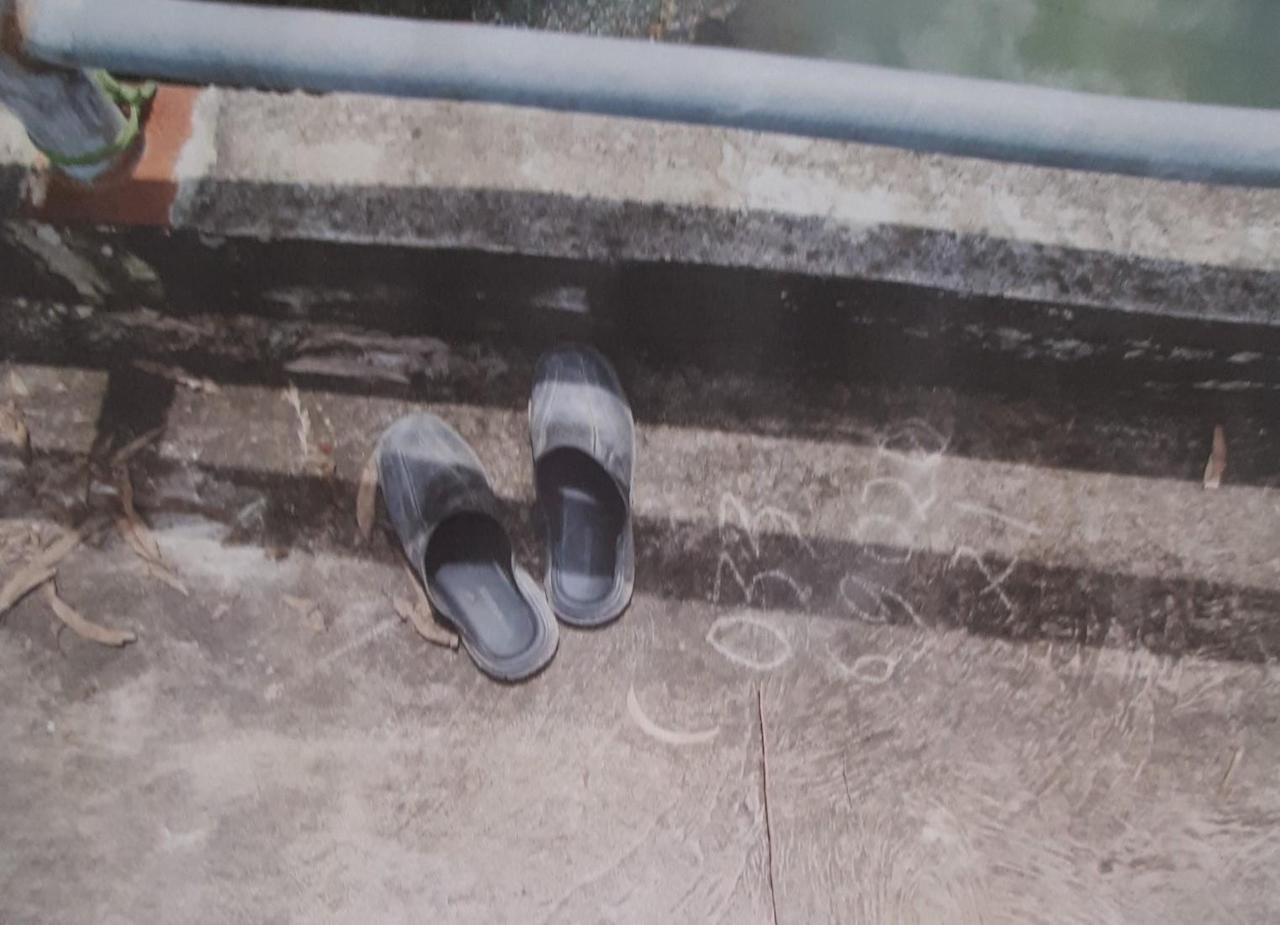 Nguoi dan ong treo co tu van tren cau hinh anh