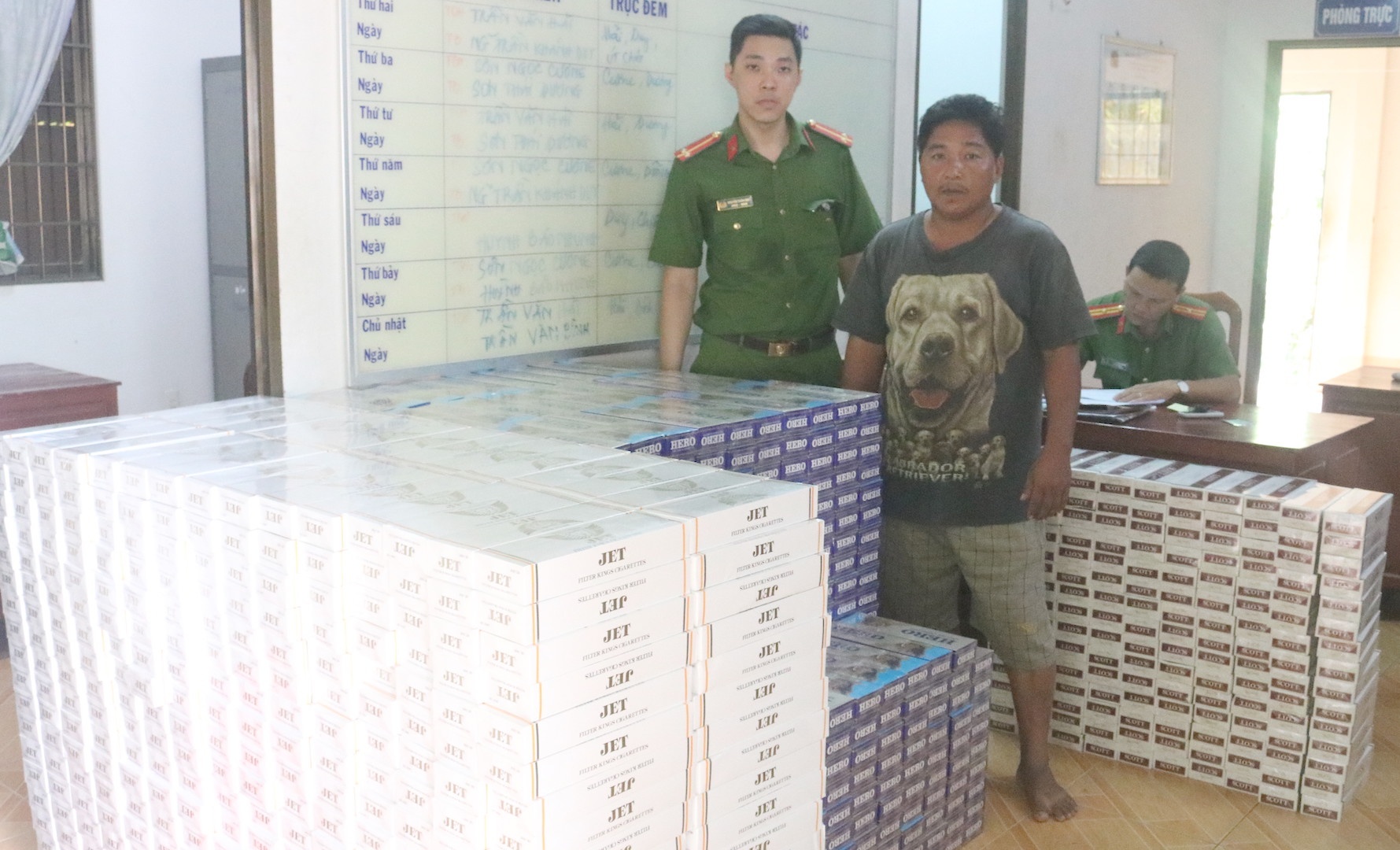 Tài xế 7 lần chở thuốc lá lậu ảnh 1 Tai xe 7 lan cho thuoc la lau anh 1