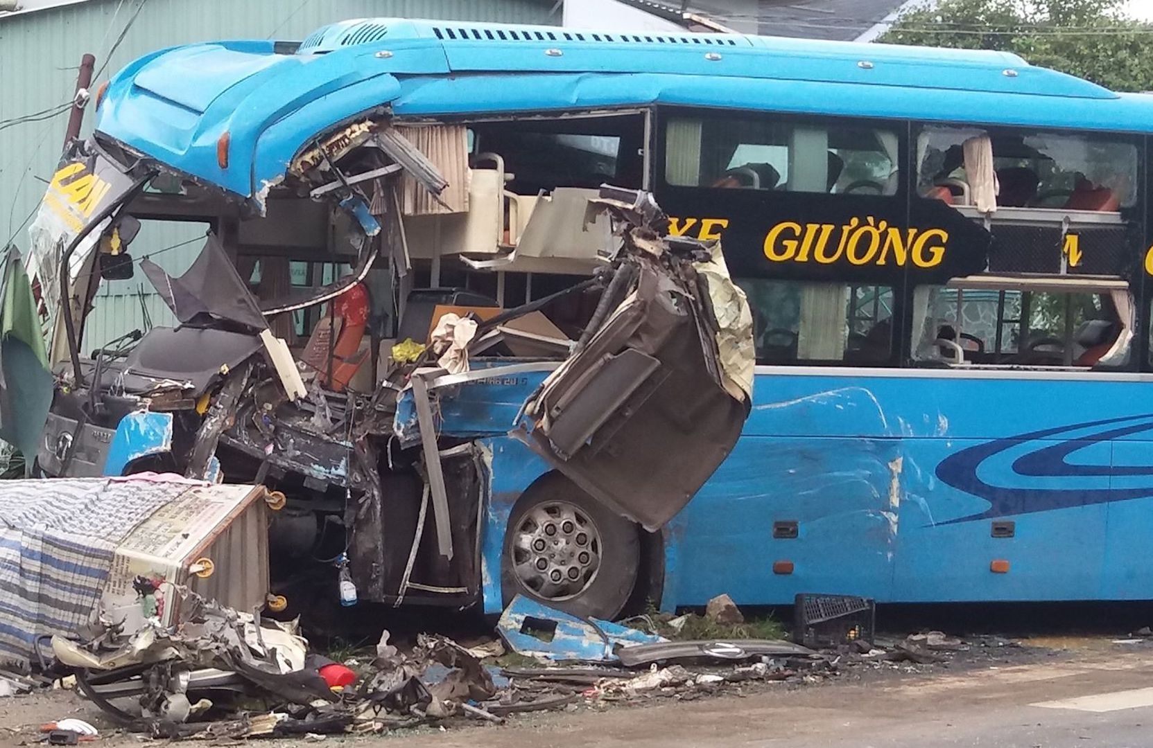 Xe cho rac di sai lan duong lao vao oto khach hinh anh