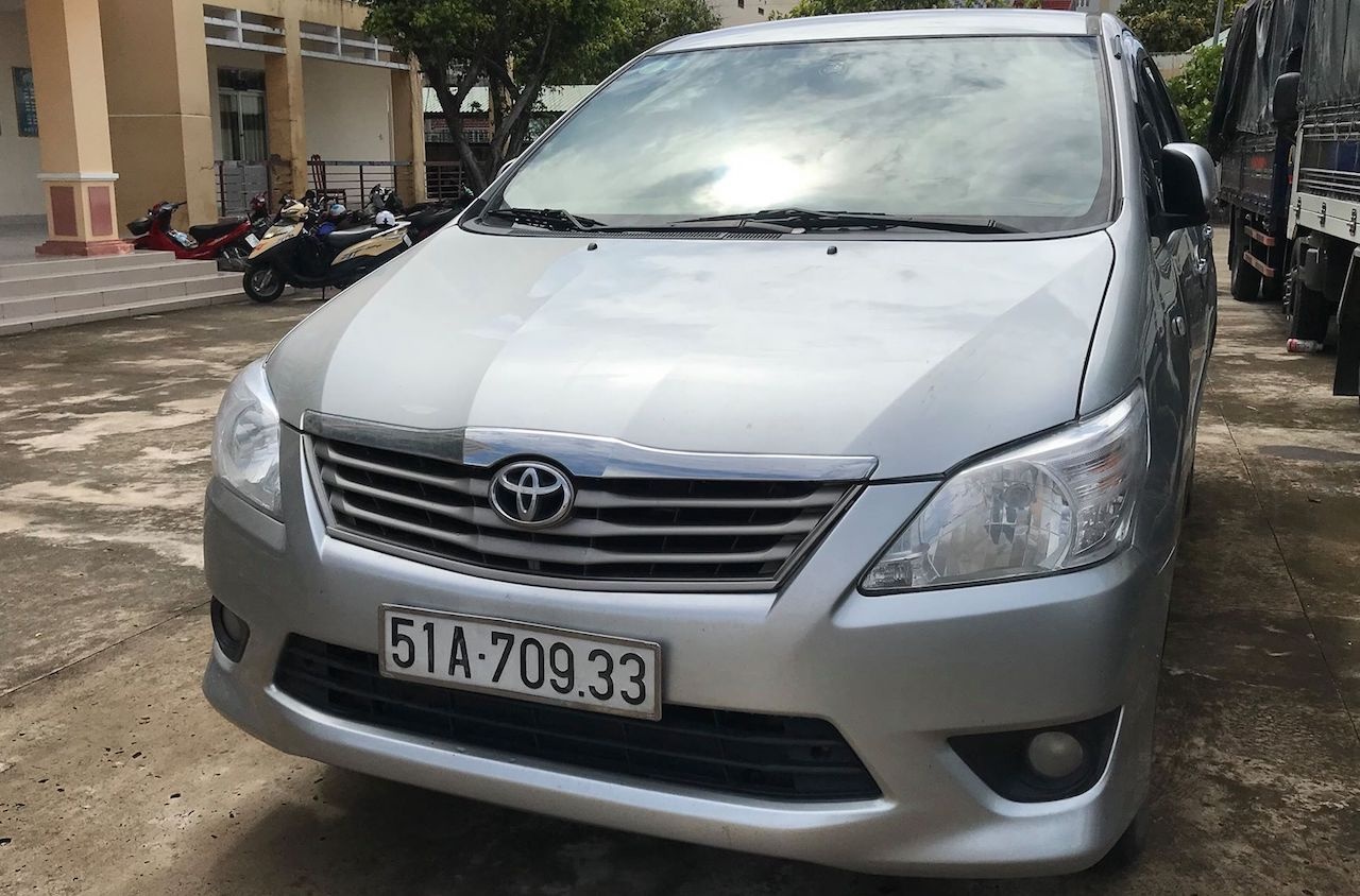 Giai cuu nu tiep vien karaoke bi bat coc giua duong hinh anh