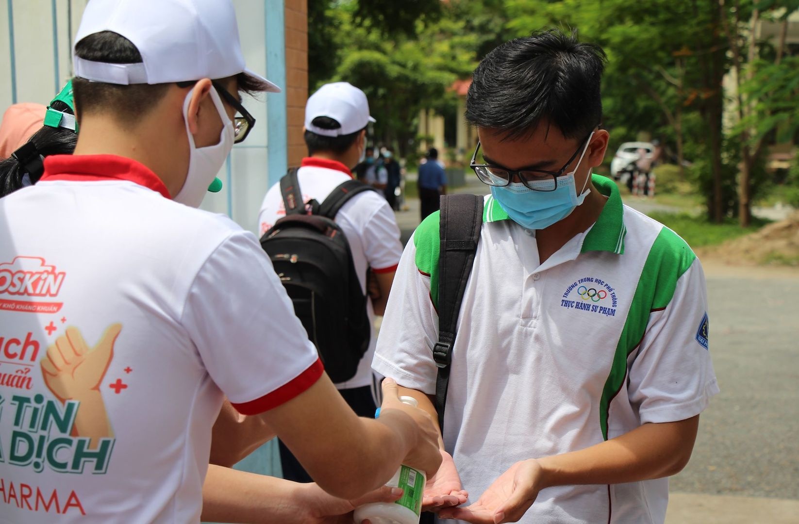 Ho tro thi sinh thi tot nghiep THPT khong the tu viet bai hinh anh