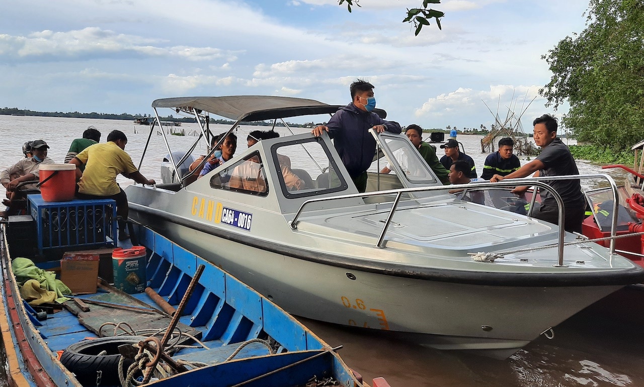 4 nguoi thoat chet, mot nan nhan mat tich khi cau ca hinh anh