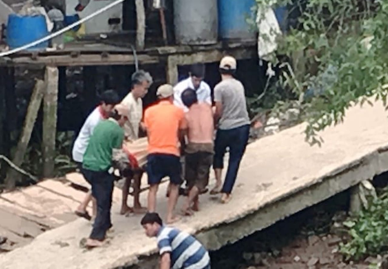 Tim thay thi the thanh nien mat tich tren song Tien hinh anh