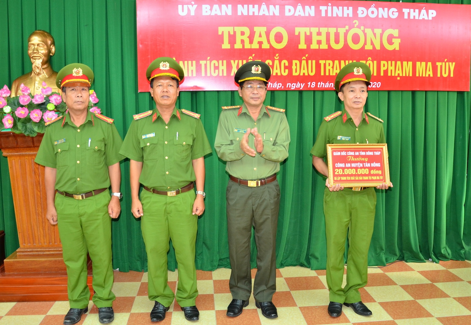 Tai xe van chuyen 45 kg ma tuy anh 1