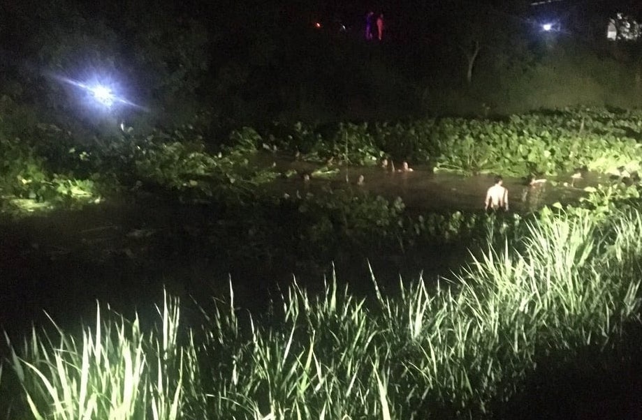 Be gai 10 tuoi thiet mang khi cuu ban hinh anh