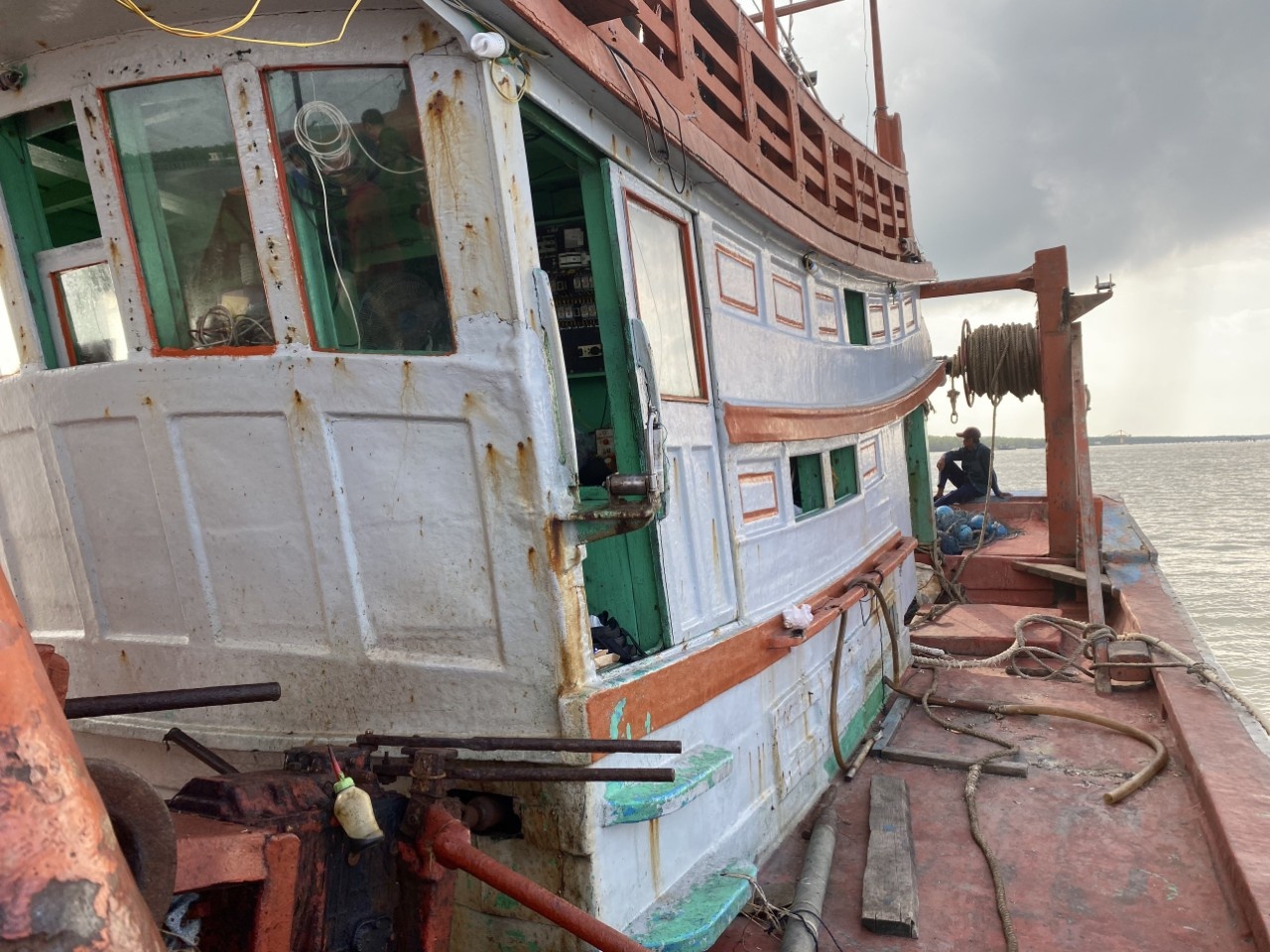 Thuyen vien danh chet chu tau hinh anh