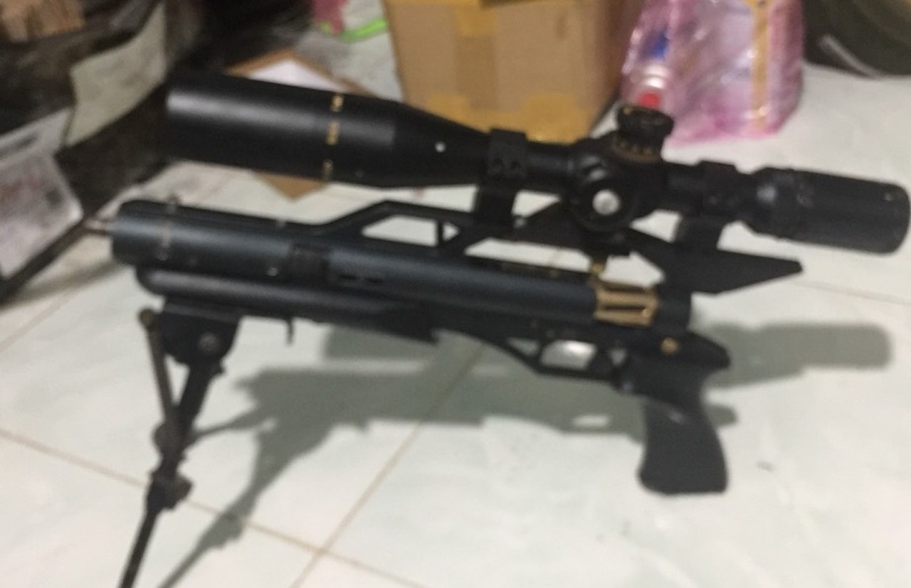 Bat 2 nguoi san xuat sung hinh anh