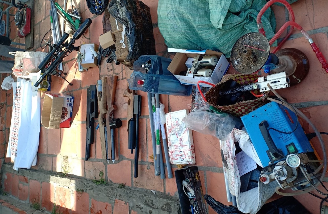 Hai thanh nien tu san xuat vu khi anh 1