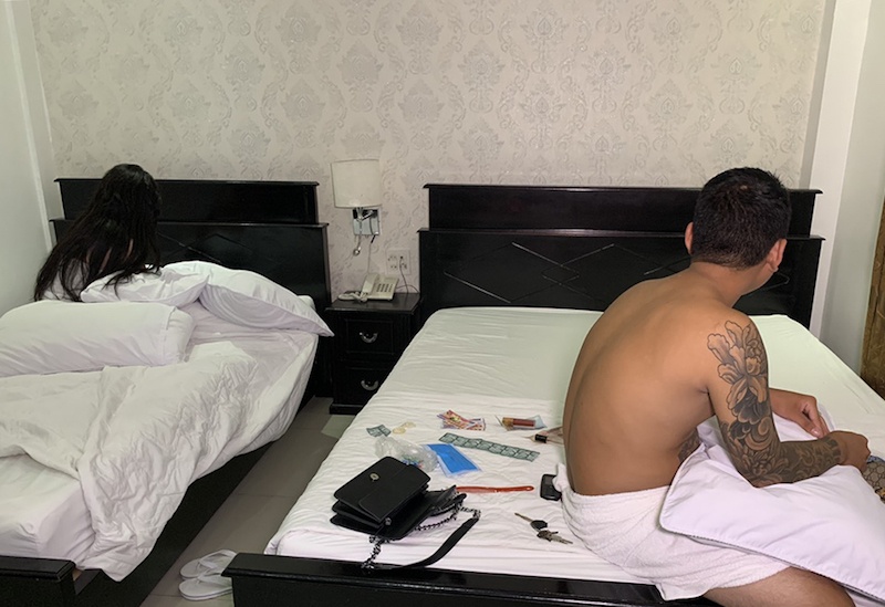 5 tiep vien karaoke ban dam trong khach san hinh anh