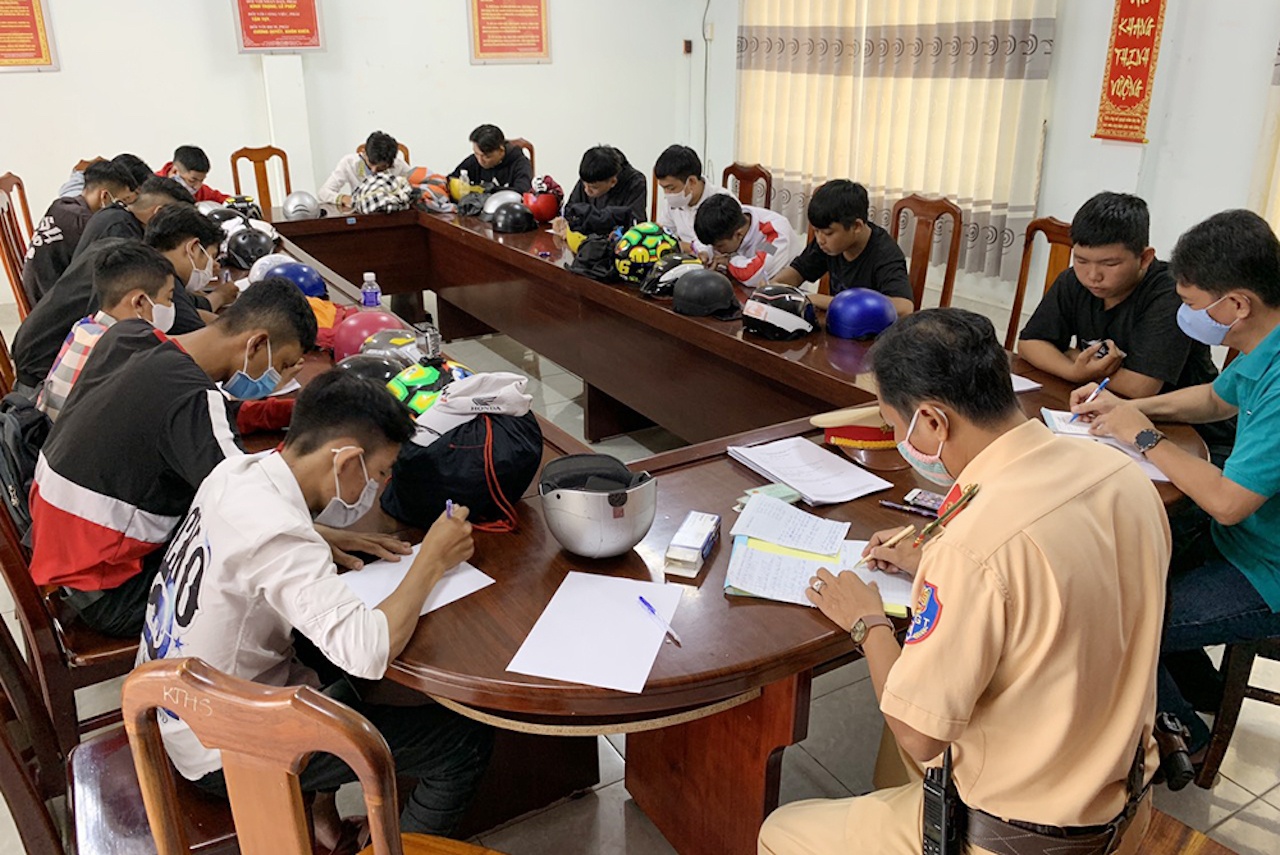25 thanh niên đua xe trái phép ảnh 1 25 thanh nien dua xe trai phep anh 1