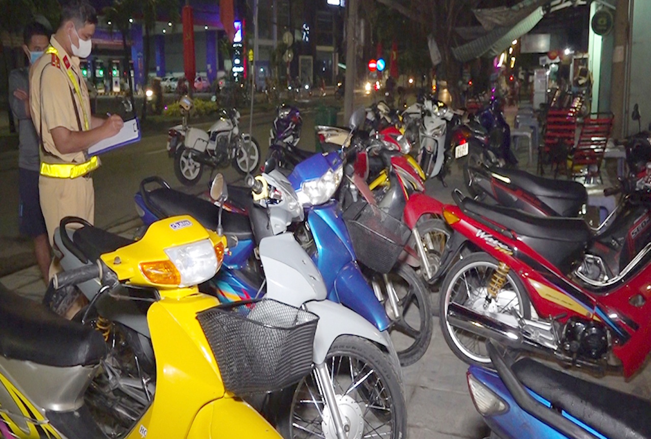 Ngan chan nhom dua xe tren quoc lo 91 hinh anh