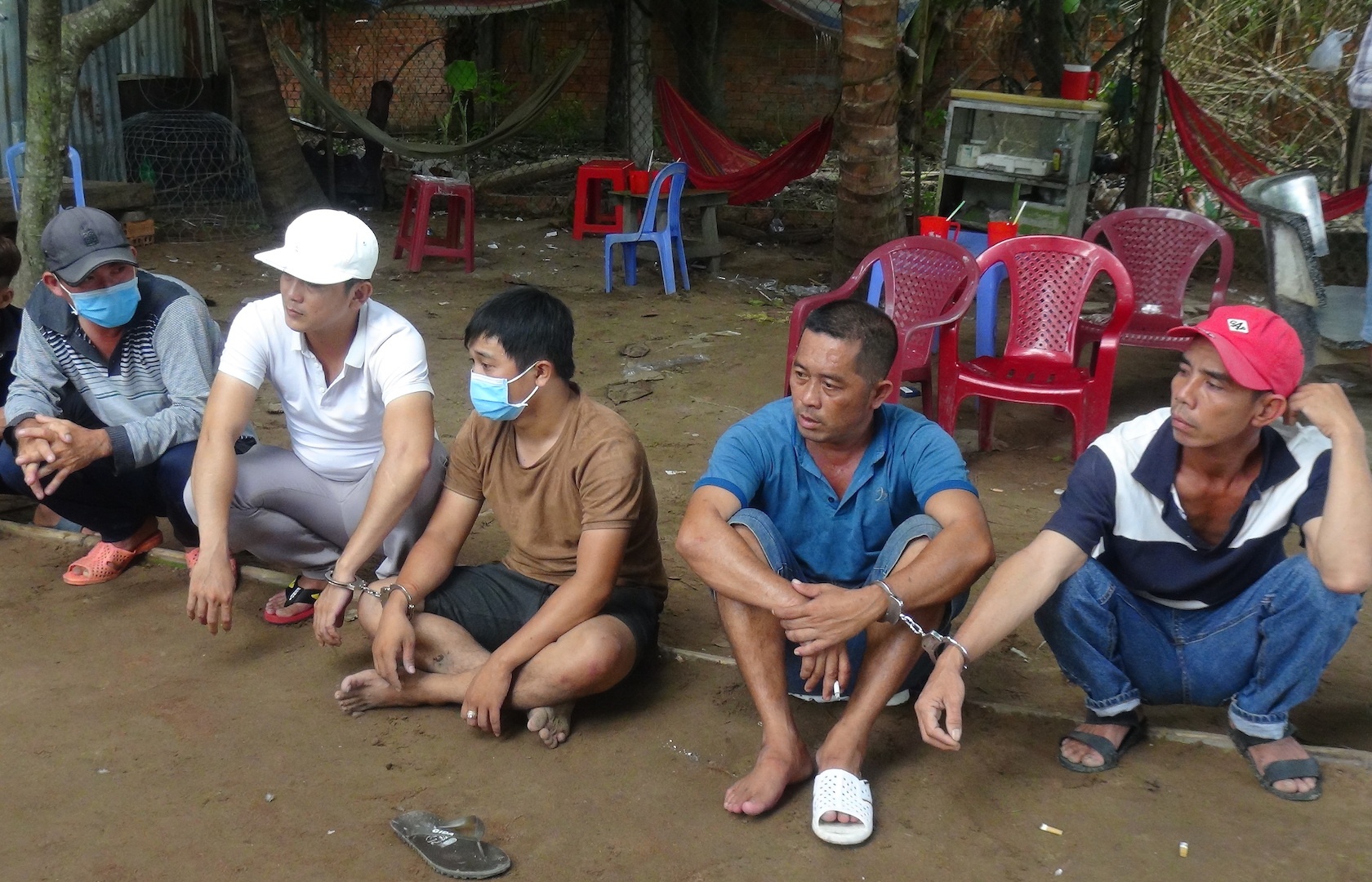 Nhom nguoi da ga an tien o Sa Dec anh 1