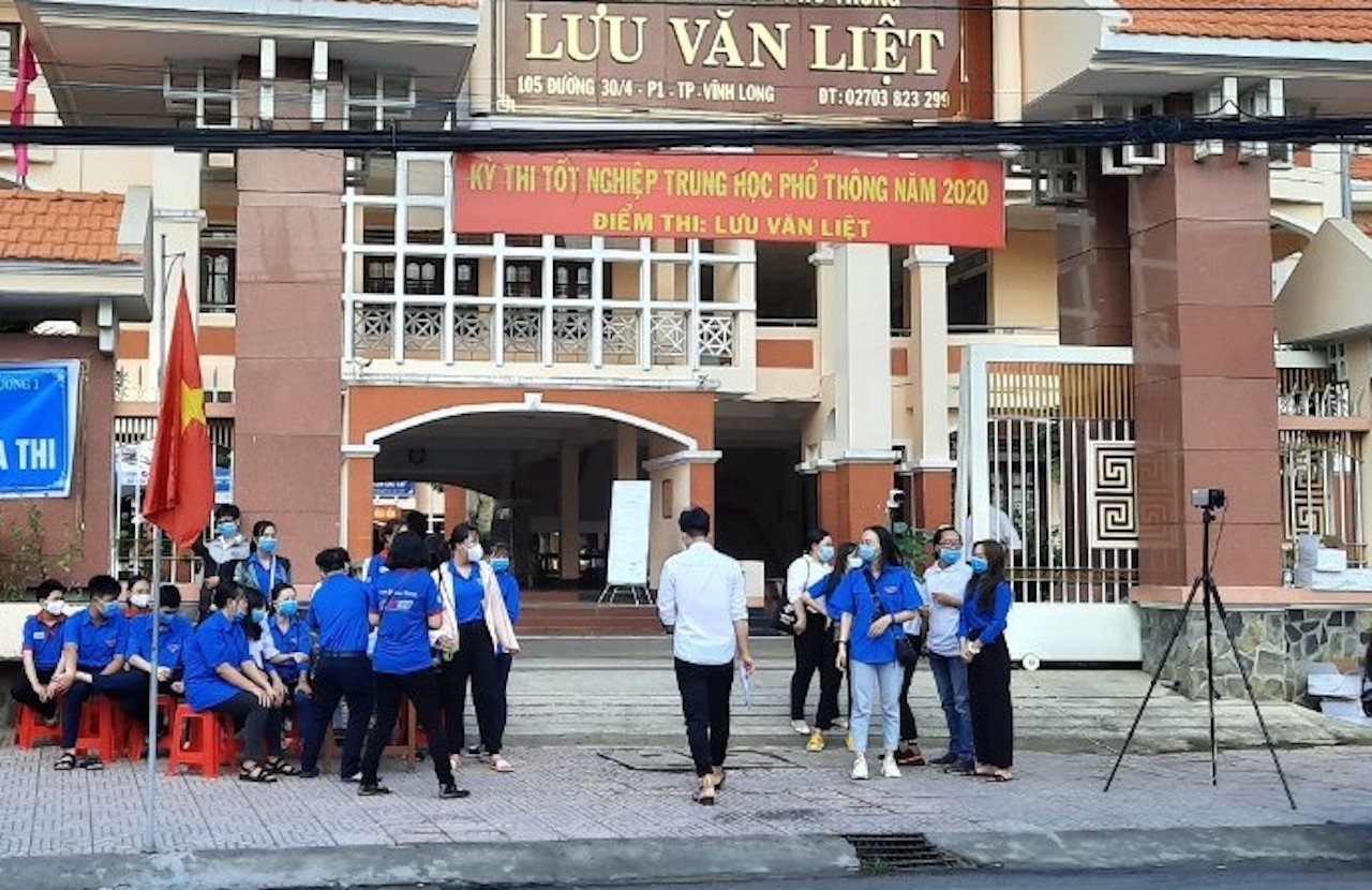 Nam sinh lop 11 dam ban hinh anh