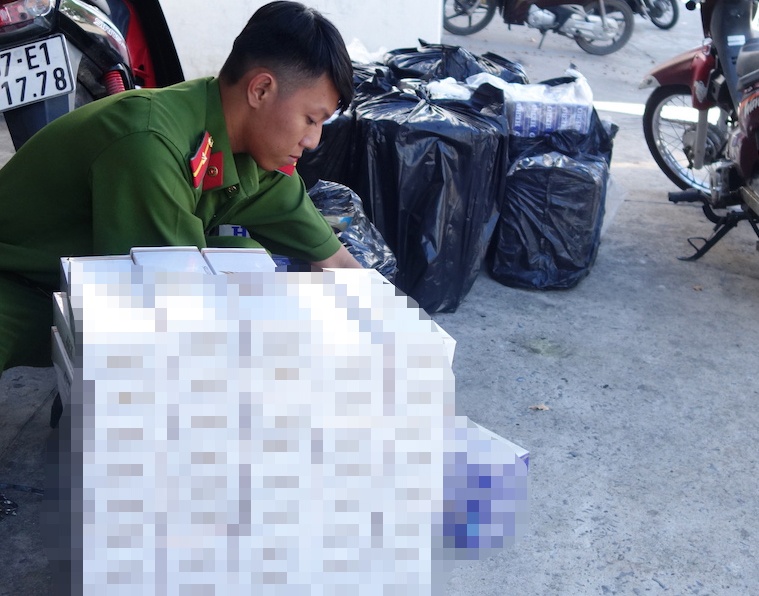 Nguoi cho hang lau lao xe vao canh sat hinh anh