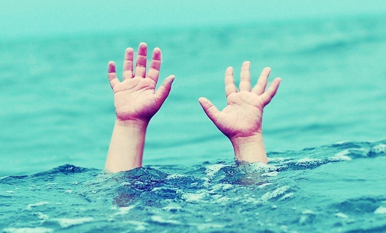 Ru nhau ra ao choi, 5 tre chet duoi hinh anh