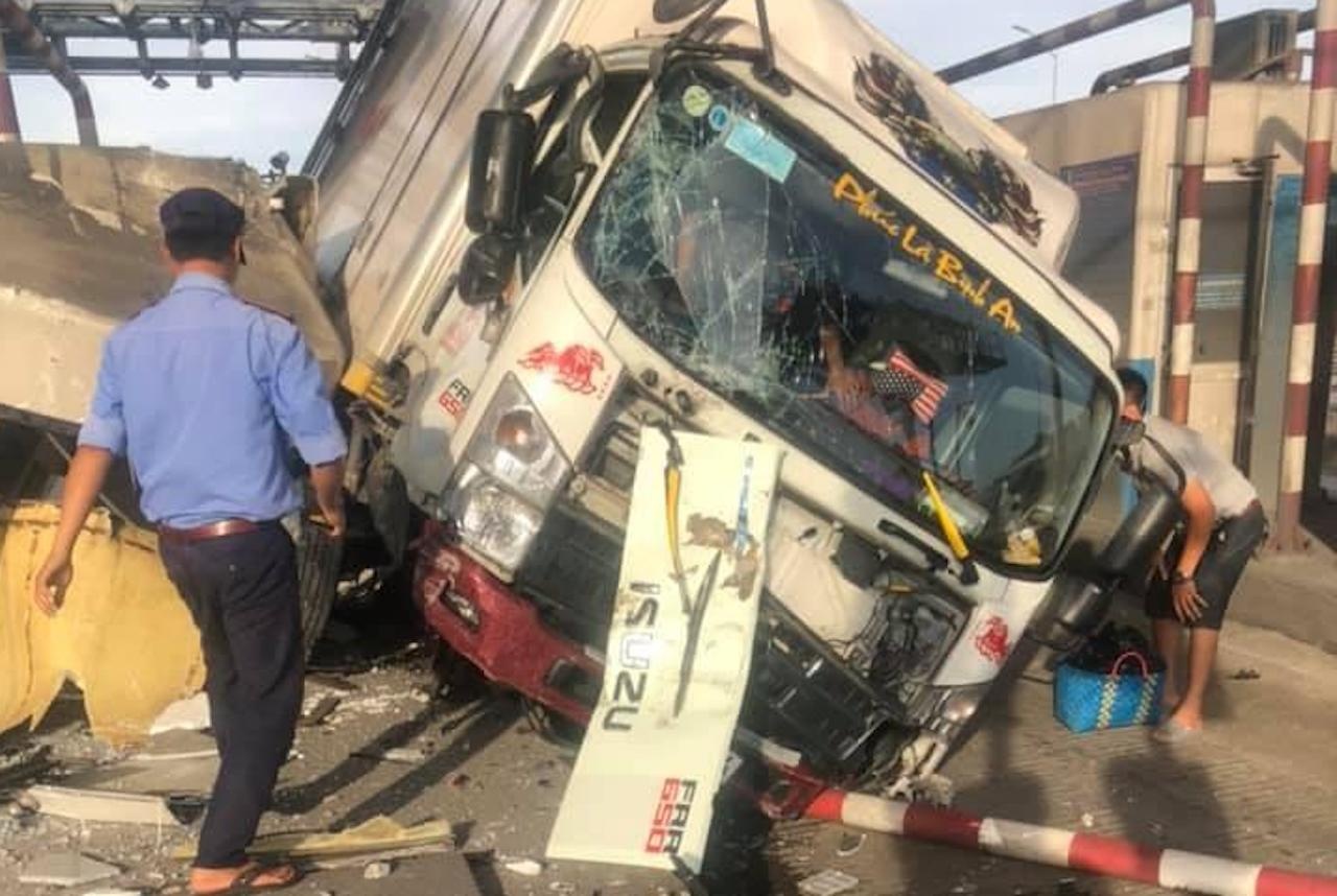 Tai xe tong sap cabin thu gia tai BOT Cai Lay anh 1