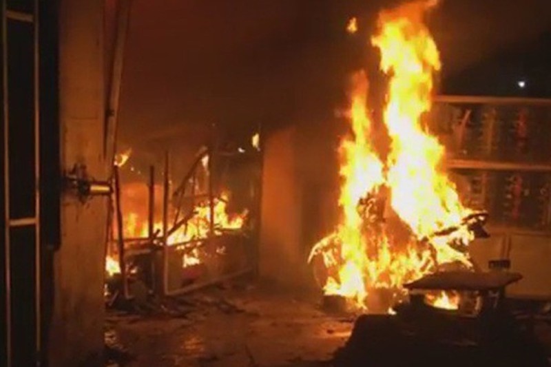 Con trai phong hoa dot cha hinh anh