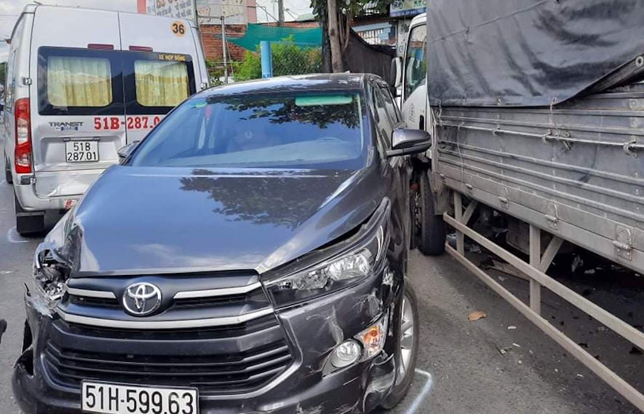 7 oto va cham lien hoan tren quoc lo 1 hinh anh