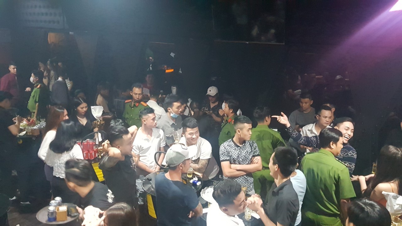 98 người "bay lắc" bên trong quán bar ảnh 1 98 nguoi "bay lac" ben trong quan bar anh 1