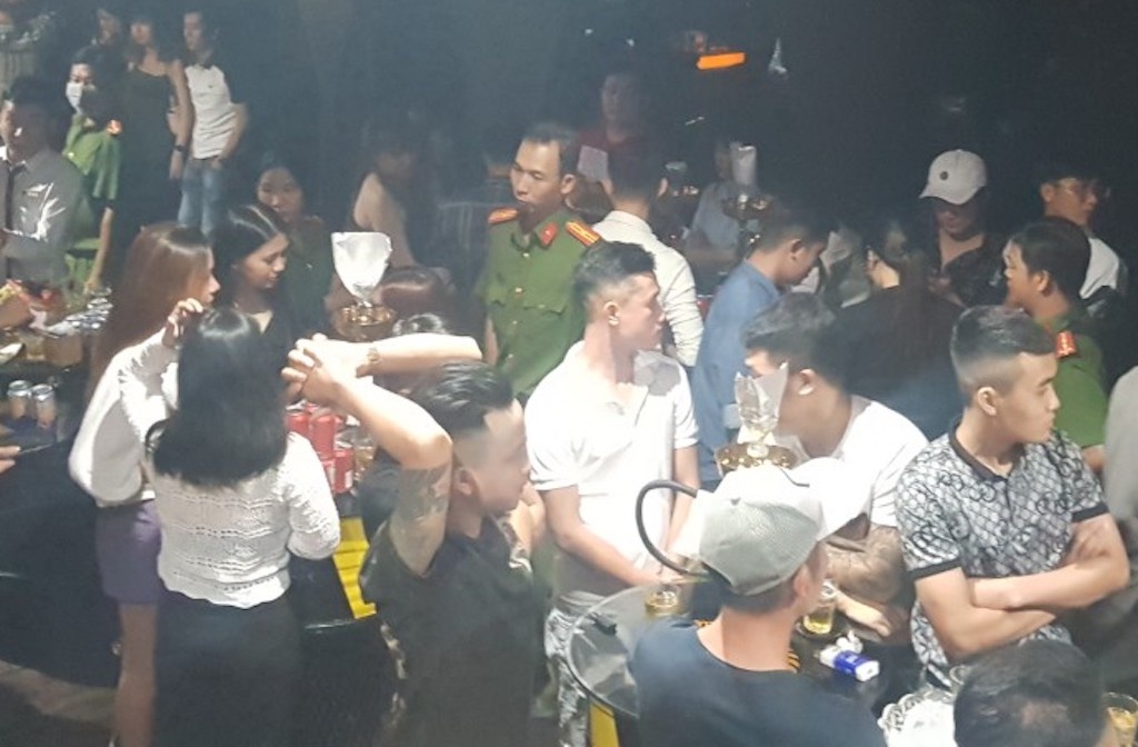 Dai uy cong an bi danh truoc quan bar hinh anh