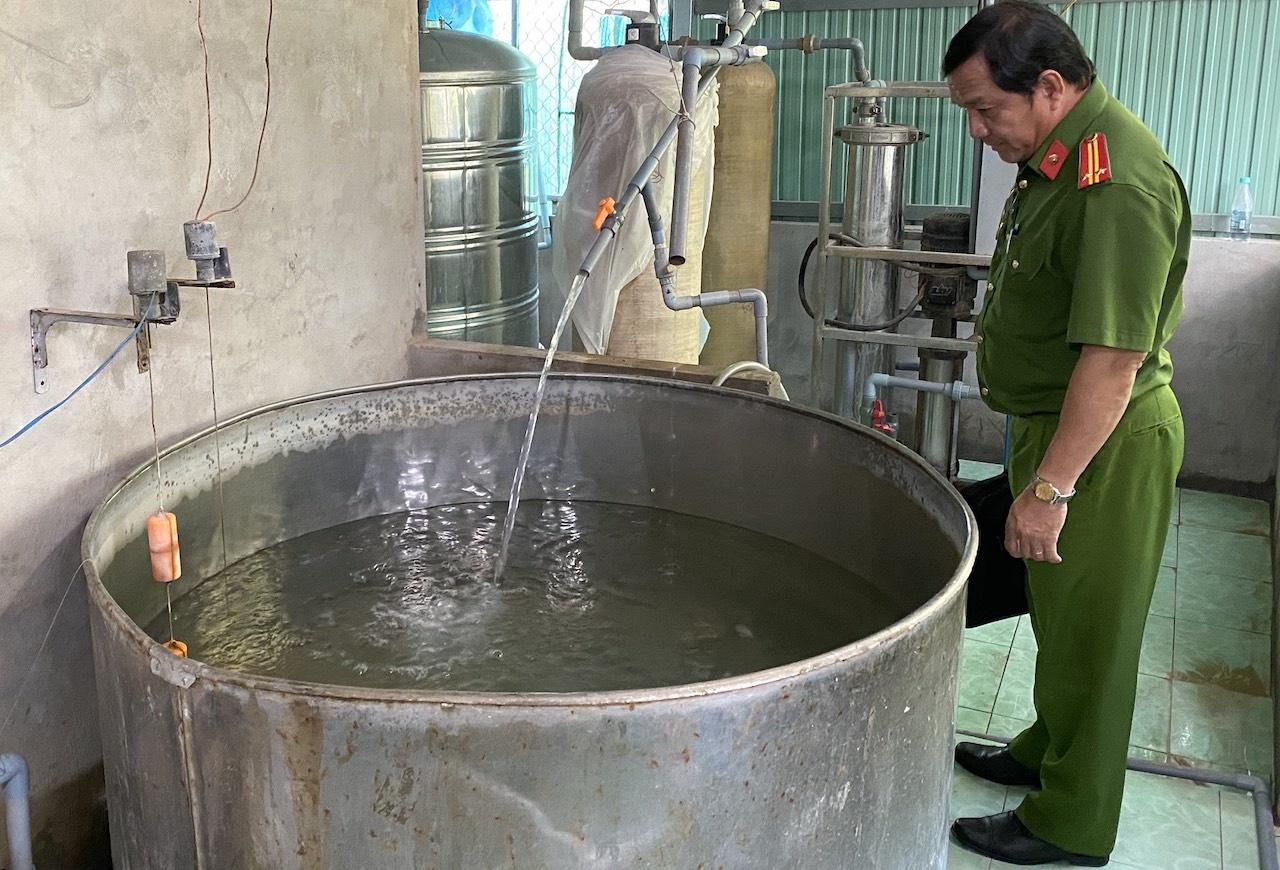 Co so san xuat nuoc uong dong chai vi pham anh 1