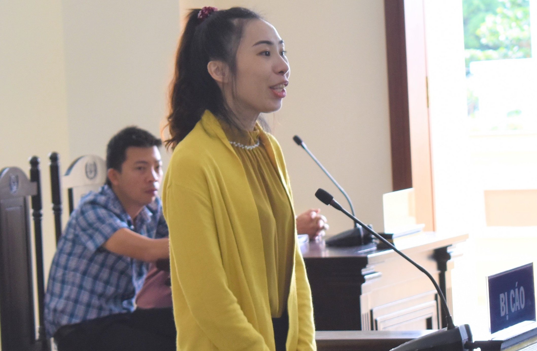 Nu nhan vien ngan hang linh 13 nam tu hinh anh