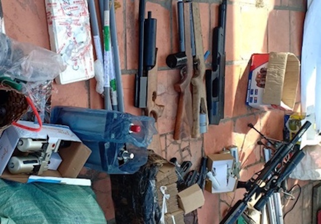 Hai nguoi dan ong san xuat sung o Vinh Long hinh anh