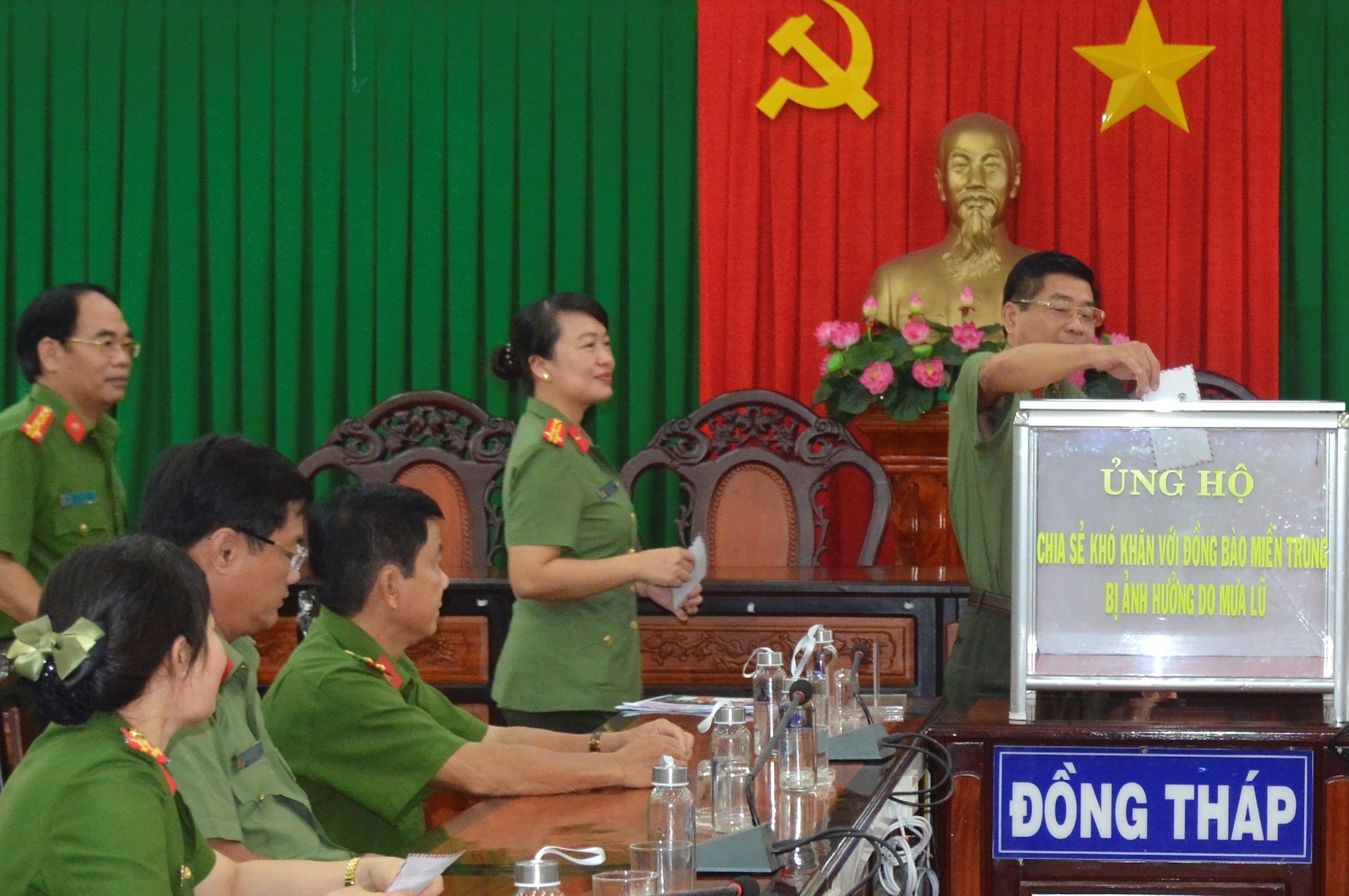 Cong an Dong Thap gop 600 trieu ho tro dong bao mien Trung hinh anh