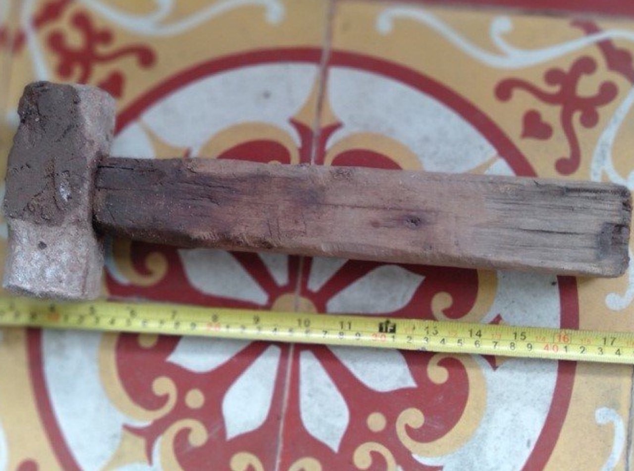 Thanh nien ngao da dap mo cau ruot hinh anh