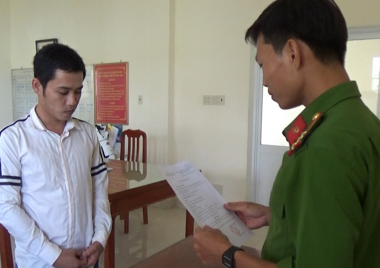 Nam thanh nien danh canh sat anh 1