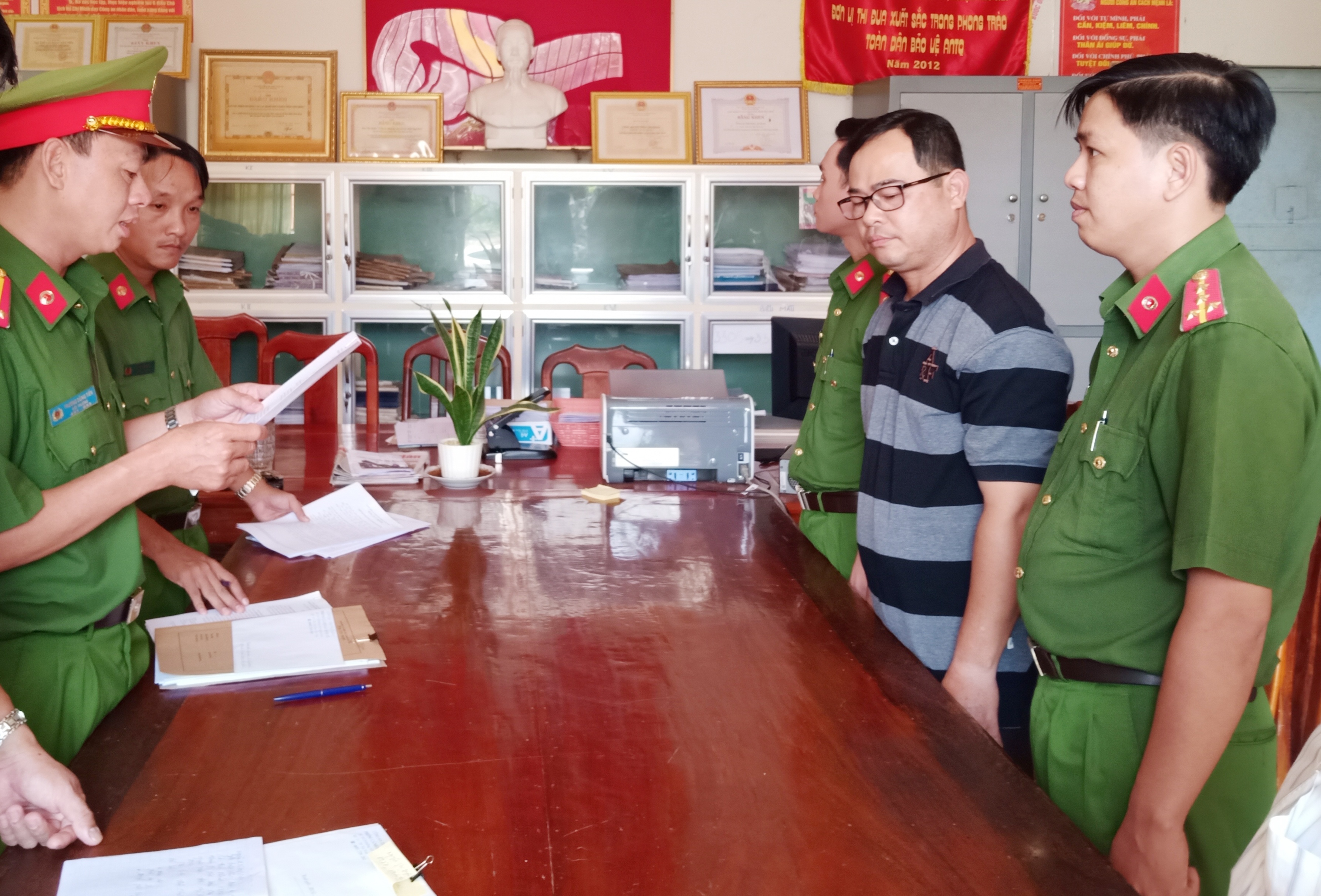 Nhom can bo quy tin dung lua dao 5 ty dong anh 1