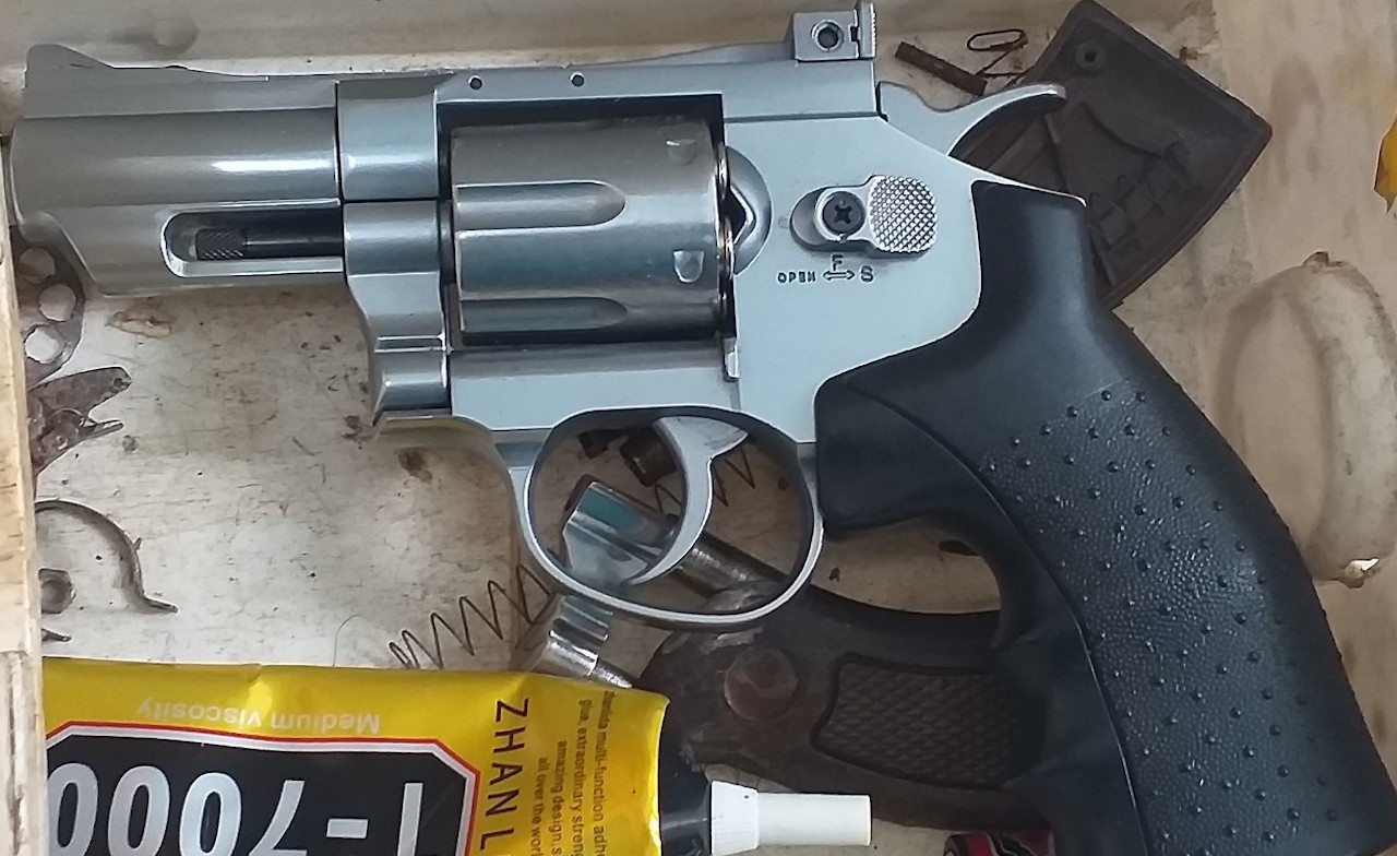 Nguoi dan ong tang tru ma tuy va sung dan hinh anh