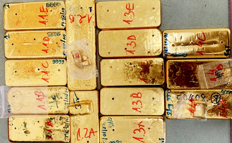 3 nghi can van chuyen 51 kg vang lau ra dau thu hinh anh